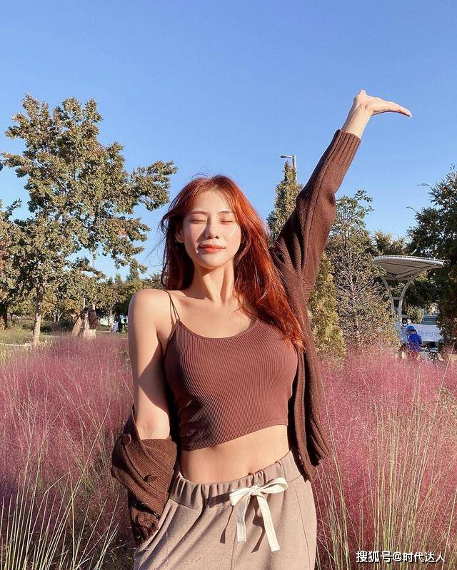 视觉 谁说秋天不能穿吊带背心？随便搭配一件开衫，温柔精致还显高级