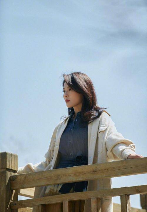 运动鞋 穿裙子时尽量别配高跟鞋！学学刘涛这样穿，时髦优雅有气质