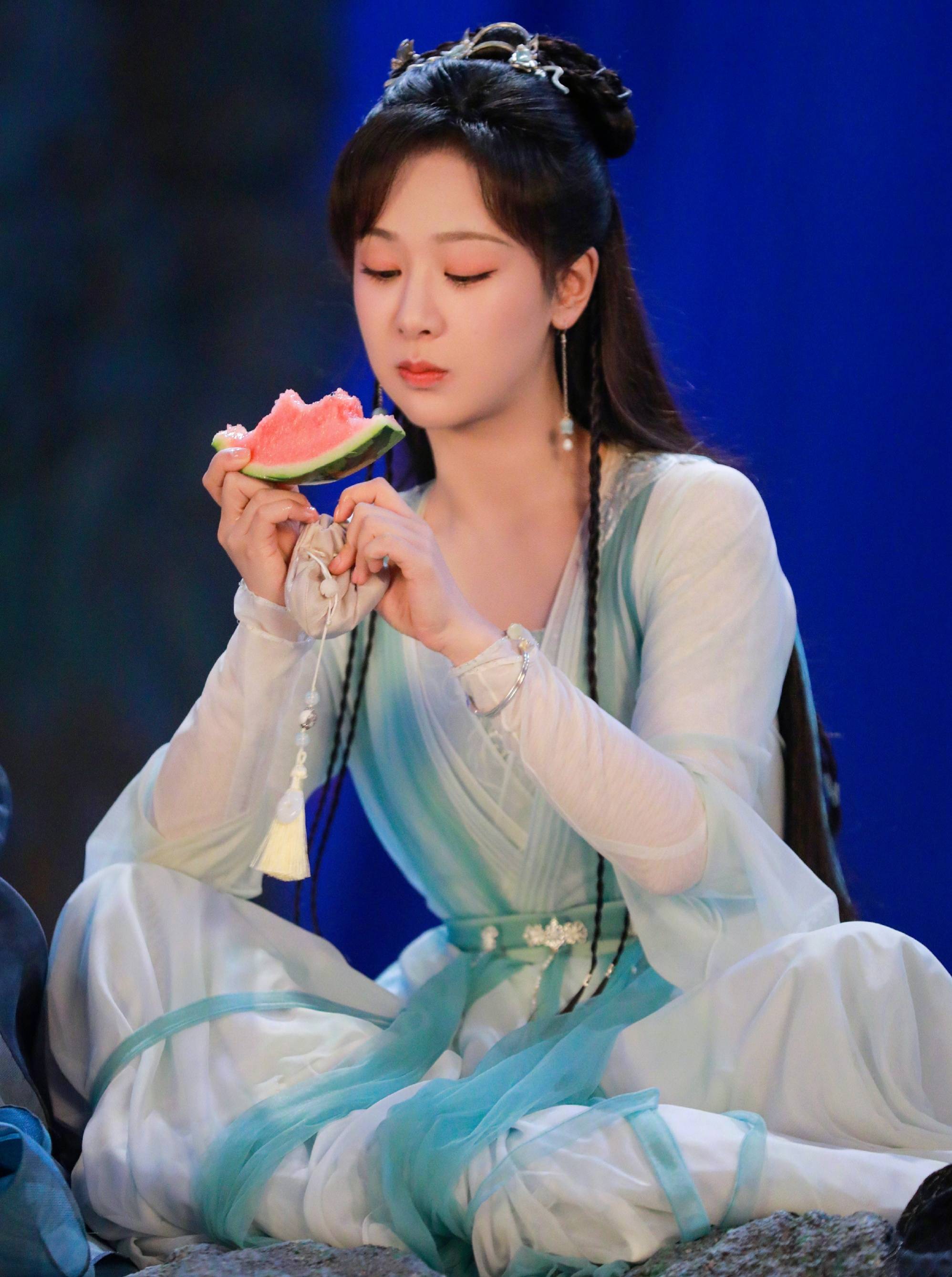 一身|杨紫新剧一大波造型来袭,除了战损造型,竟然还有白发造型