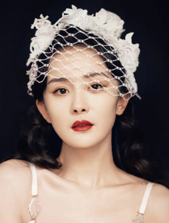 黑色 宋茜挑战网纱披肩搭抹胸裙，杨幂复古性感女郎救场，放弃压轴位置