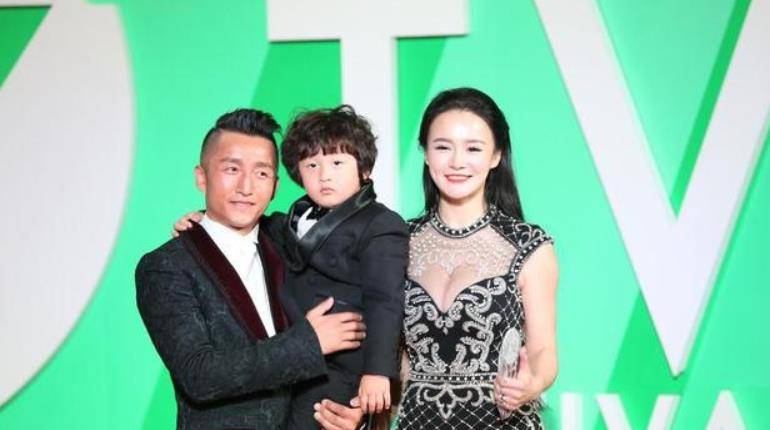 设计 冉莹颖被宠出“幸福肥”,但微胖身材也有看点,紧身裙穿出饱满感