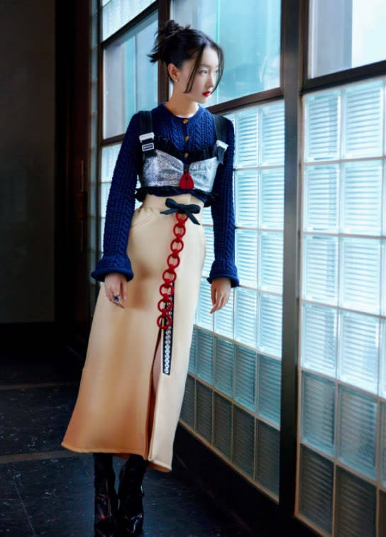 黑色 宋茜挑战网纱披肩搭抹胸裙，杨幂复古性感女郎救场，放弃压轴位置