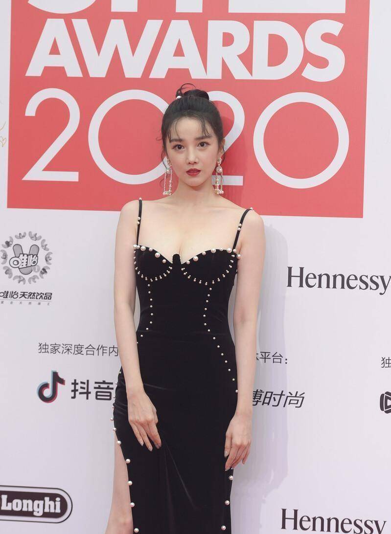黑色 啥显身材陈小纭穿啥，黑色吊带用珍珠勾边，秀出曼妙曲线身姿