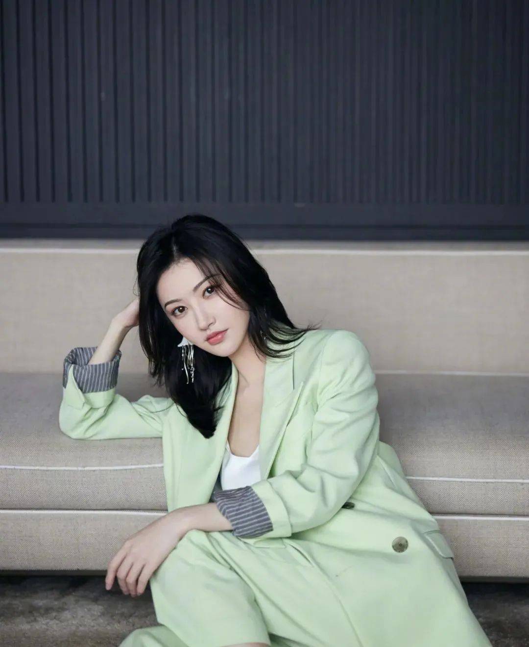 设计 关晓彤的身材一般人学不来，西服下全是美腿，宁波女孩：实在太养眼！