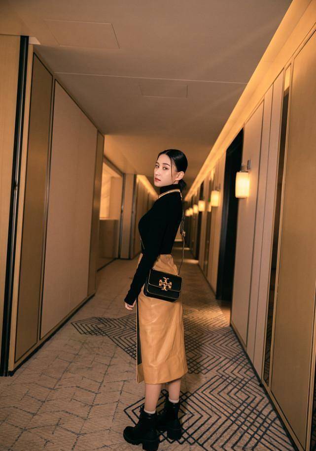 女生 何超莲身上有富贵感，穿灰色连衣裙成熟大方，褪去小女孩的稚嫩