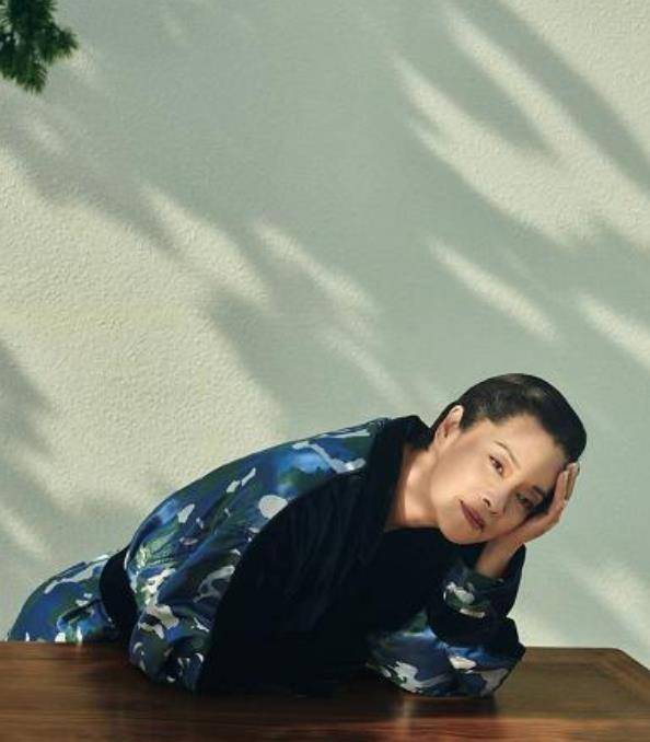 帆布鞋 58岁毛阿敏现身机场，背7000名包搭配帆布鞋，走出豪门阔太的气质