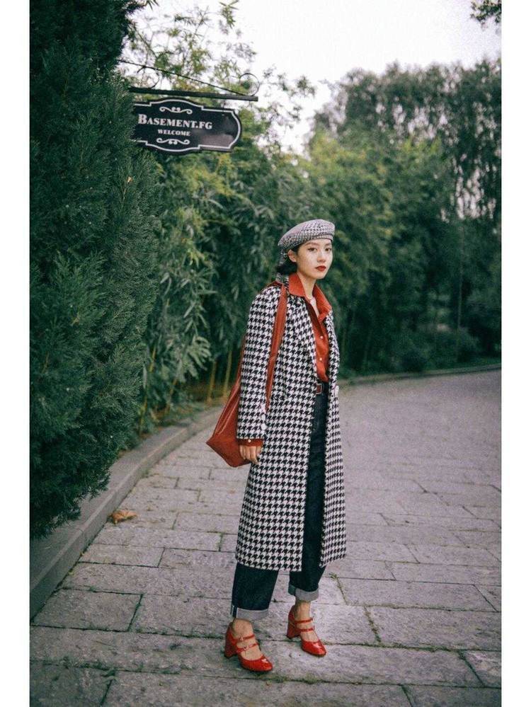 毛衣 格纹大衣的穿搭，看起来干净利索