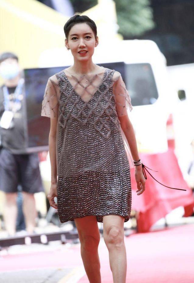 短裙 高露感觉好瘦啊，细长身材看着没啥肉，裙子也挺肥大的