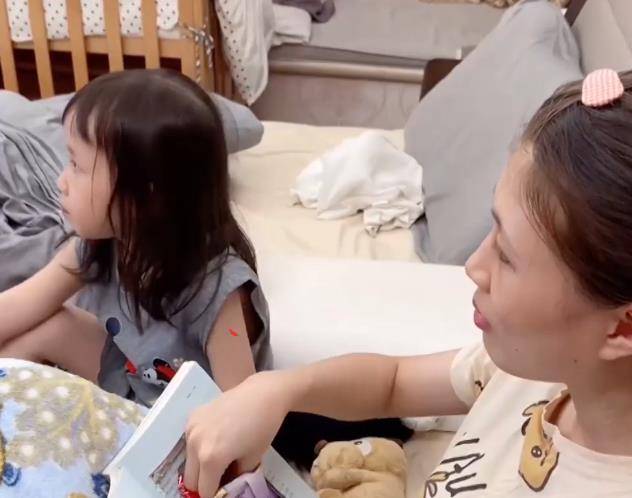 智商|广东妈妈陪女儿,看电视偷吃零食,女儿突然转头差点露馅
