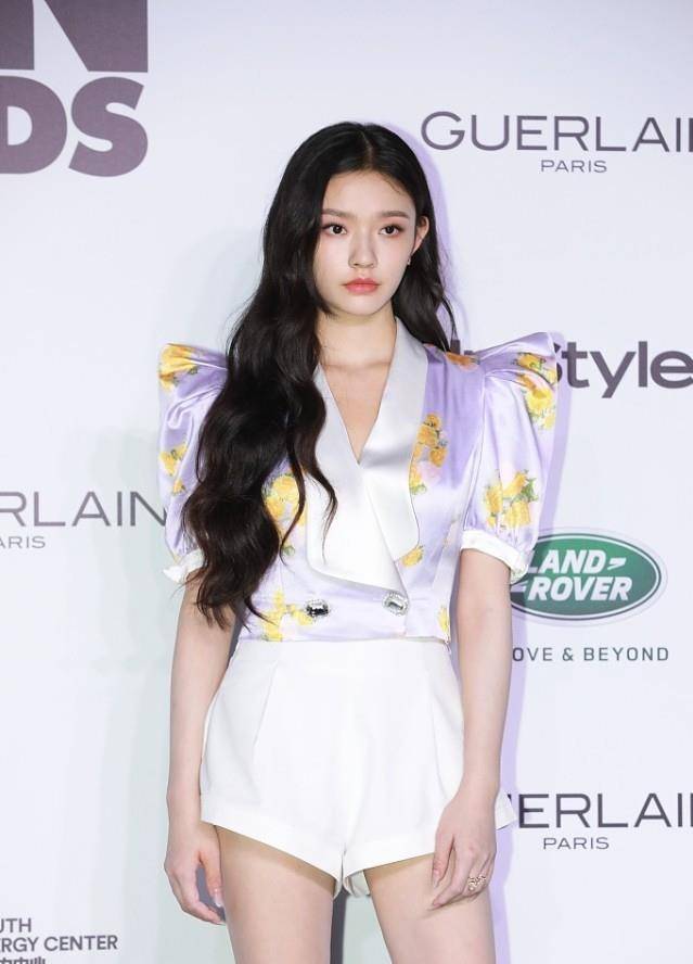 设计 被林允的美貌惊艳到了，身穿紫色挂脖珍珠裙，肉肉身材好可爱