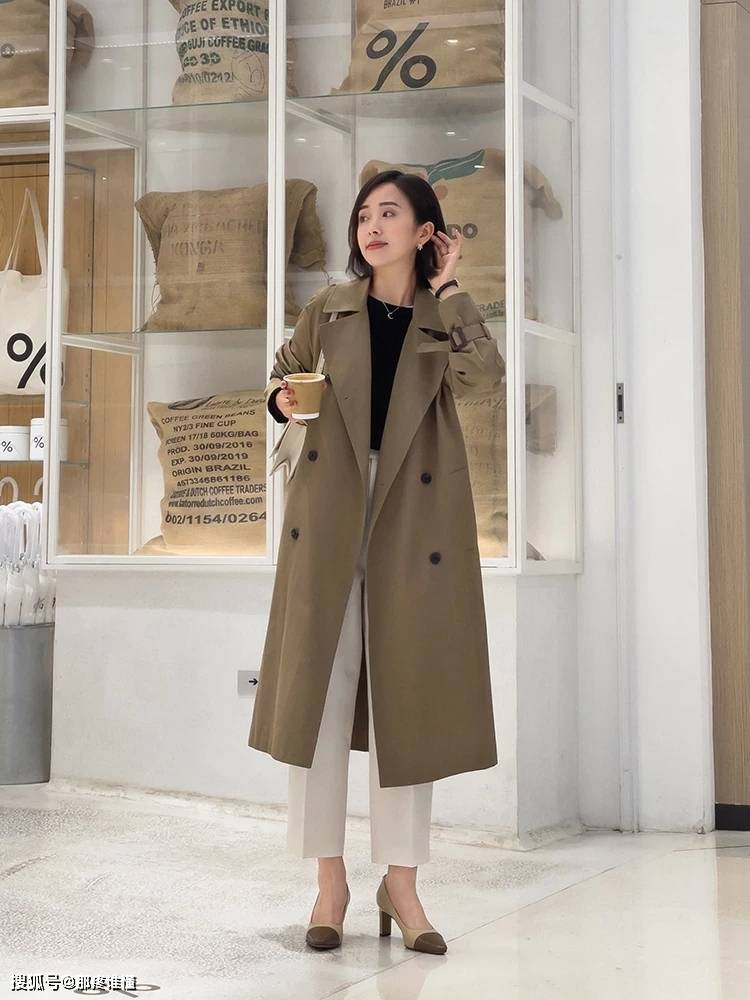 可以在 搭素色衬衫,搭小脚裤,搭高跟鞋,知性又女人搭T恤,搭直筒裤