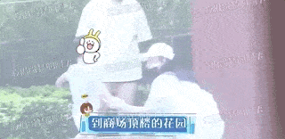 网友赵丽颖34岁庆生照曝光，一身复古造型画风可爱，歪头浅笑甜美依旧