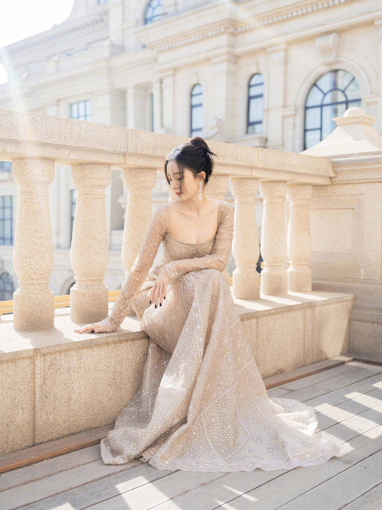 廓形 杨幂这身材也太美了,穿白色高开叉长裙秀美腿,P图都不敢这么P