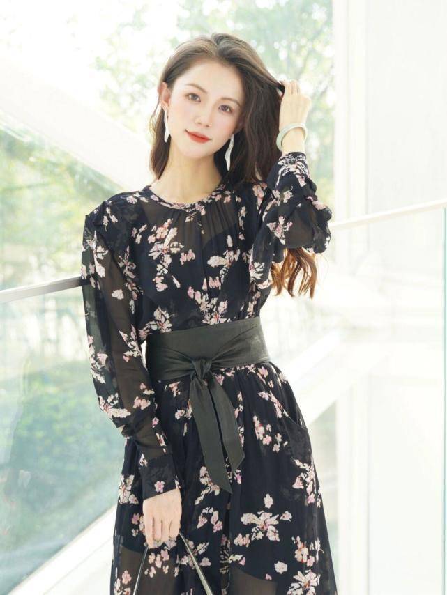 经验 分享时髦的早秋连衣裙搭配经验，让你轻松展现温婉美