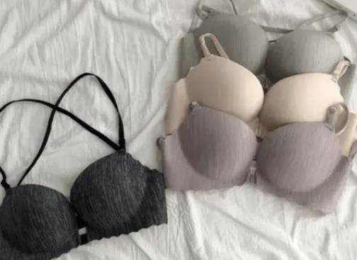 白天 四川23岁校花坚持白天不穿“内衣”，一年以后，发生了这几个变化