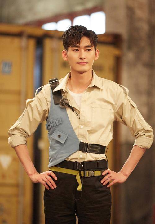 打领带|穿西服打领带帅气的明星，有霸道总裁气质的明星，你认识几个？