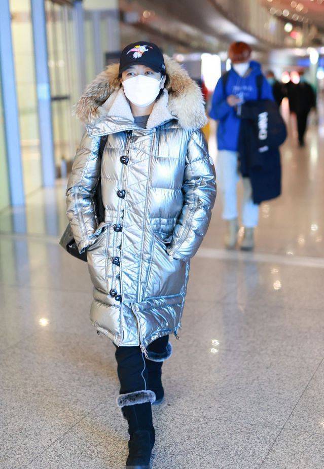 小洁江珊罕见亮相舞台，衬衫叠穿卫衣很时髦，50+女人的穿搭榜样啊！