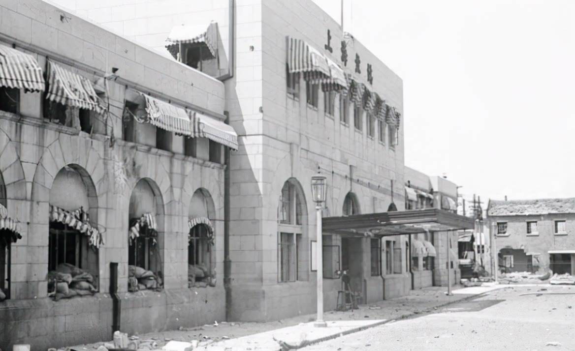 因为|倪妮新片首发预告，搭档邓伦上演“跨时空”爱恋，大街上深情拥吻