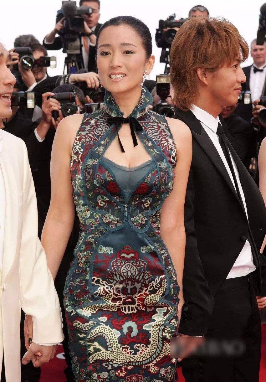 线条美 巩俐不愧是“旗袍美人”,她将旗袍穿出了中国女性的古典韵味儿