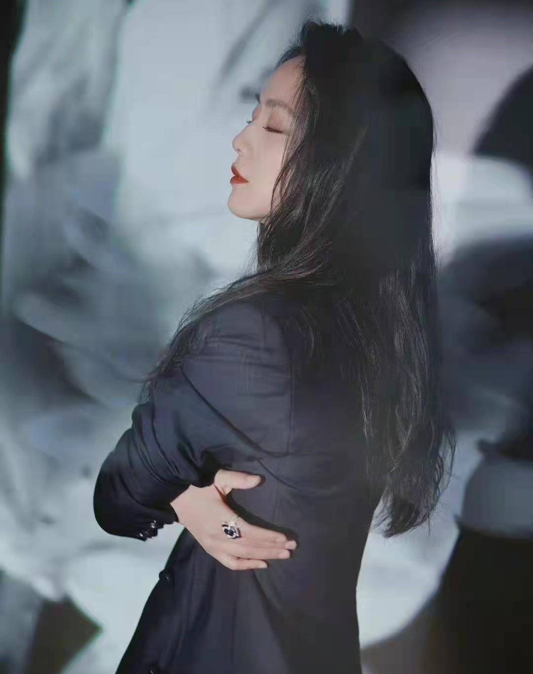 设计 汤唯不愧是大花！穿深v秀事业线赢过杨幂，压轴出场成红毯大赢家