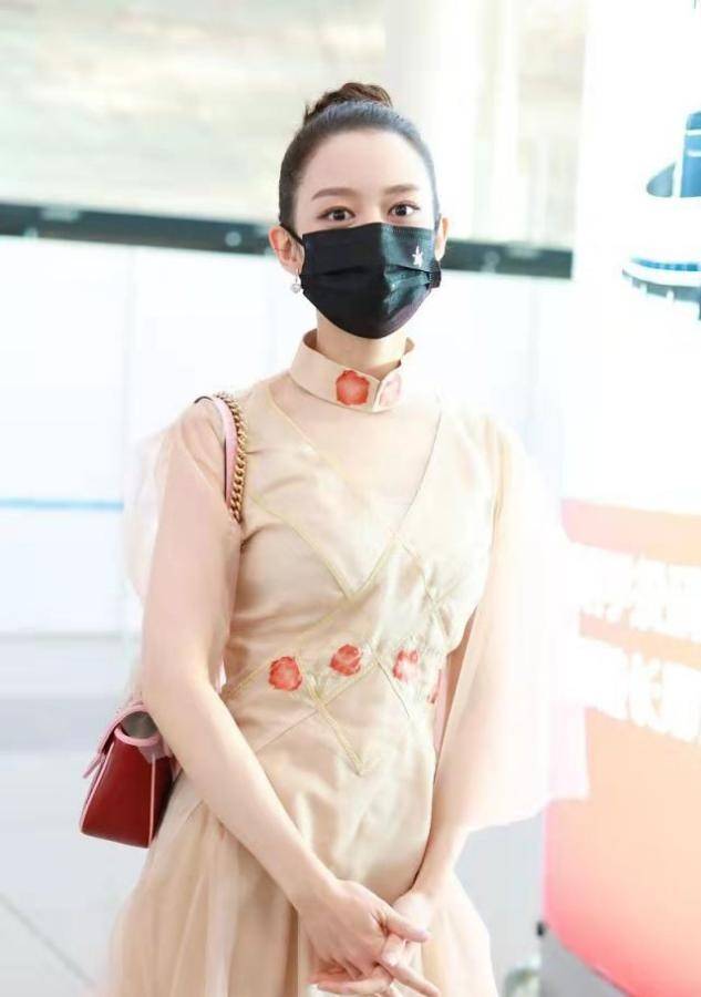 高跟 吉娜走机场也太端着了，一袭薄纱裙和旁人格格不入，隆重过头了