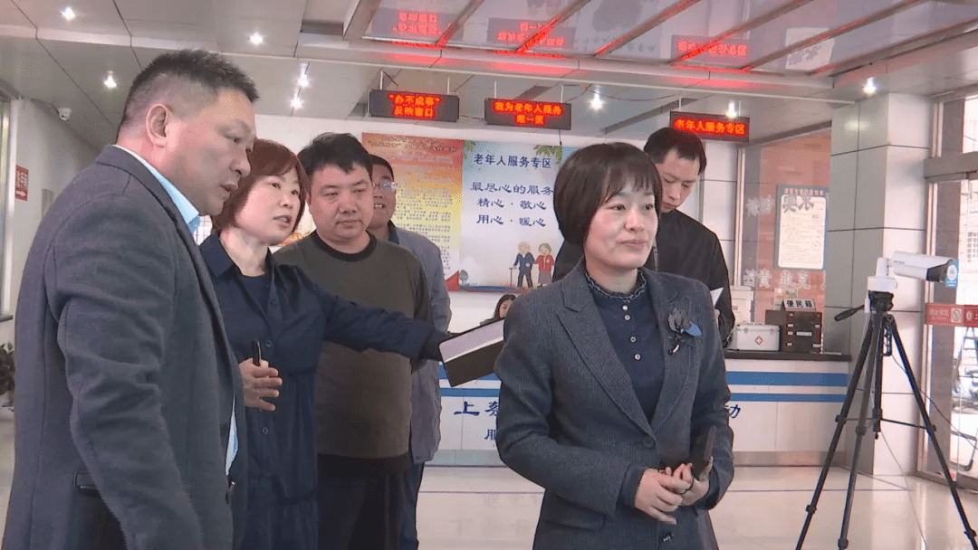 在上蔡东关汽车站,朱瑞霞实地查看了疫情防控,环境卫