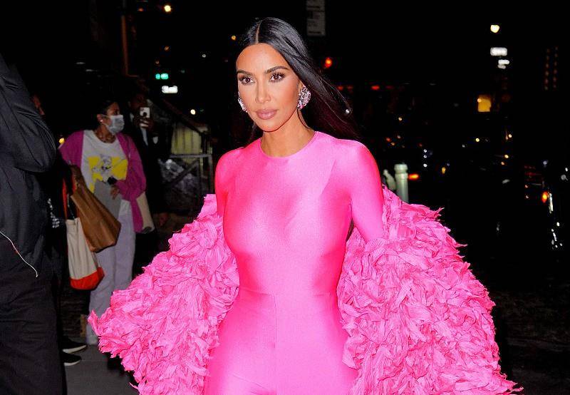 身材 金卡戴珊黑皮配上粉色连体衣，穿着大胆时髦，真挺像“黑人芭比”