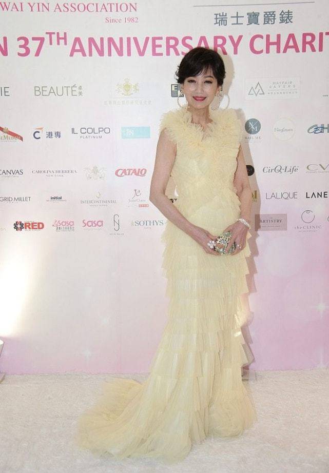 颜色 真想跟赵雅芝请教一下驻颜术，一袭黄色长裙好嫩，脸上也没啥皱纹