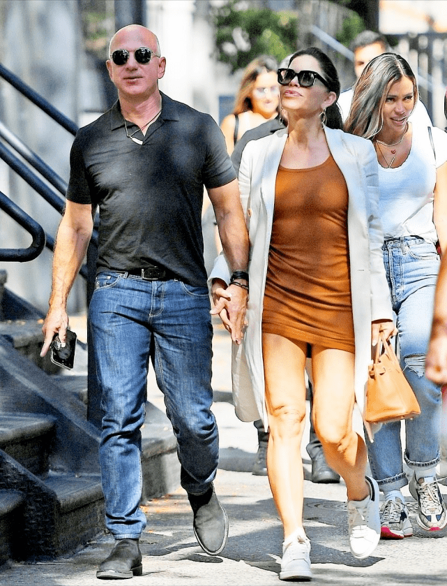 未婚妻 世界首富和未婚妻街头热吻好浪漫！51岁女友穿迷你裙显嫩，太甜啦