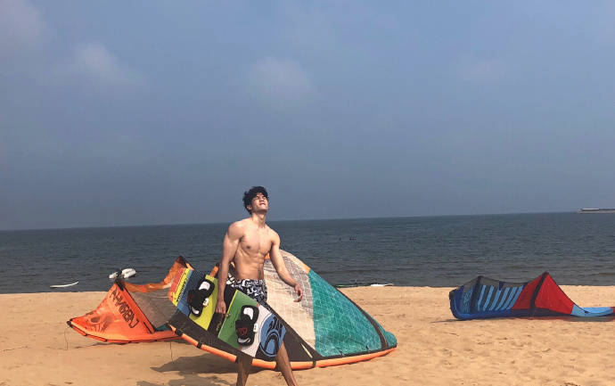 是演員也是運動達人，八塊腹肌加持，誰抵擋得住這種型男的誘惑？ 健身減肥達人 第13张