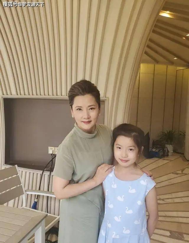 何赛飞 50+与其费心营造少女感,不如让自己更优雅,何赛飞的装扮就很美