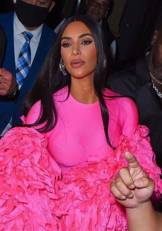 身材 金卡戴珊黑皮配上粉色连体衣，穿着大胆时髦，真挺像“黑人芭比”