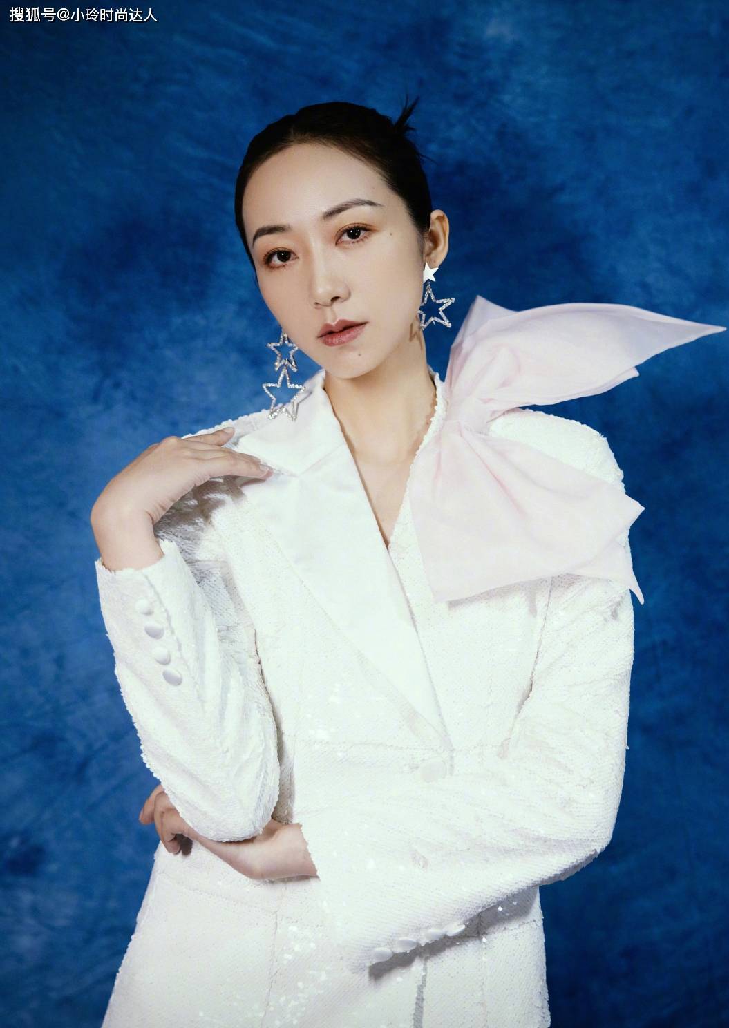 身材 韩雪的西装穿搭简直又美又飒,肩膀还要别个蝴蝶结少女心满满