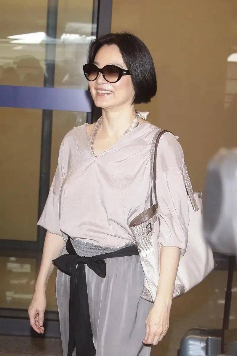 配饰 林青霞越老越耐看，穿一身同色系好优雅，有“老年肚”气质也高级