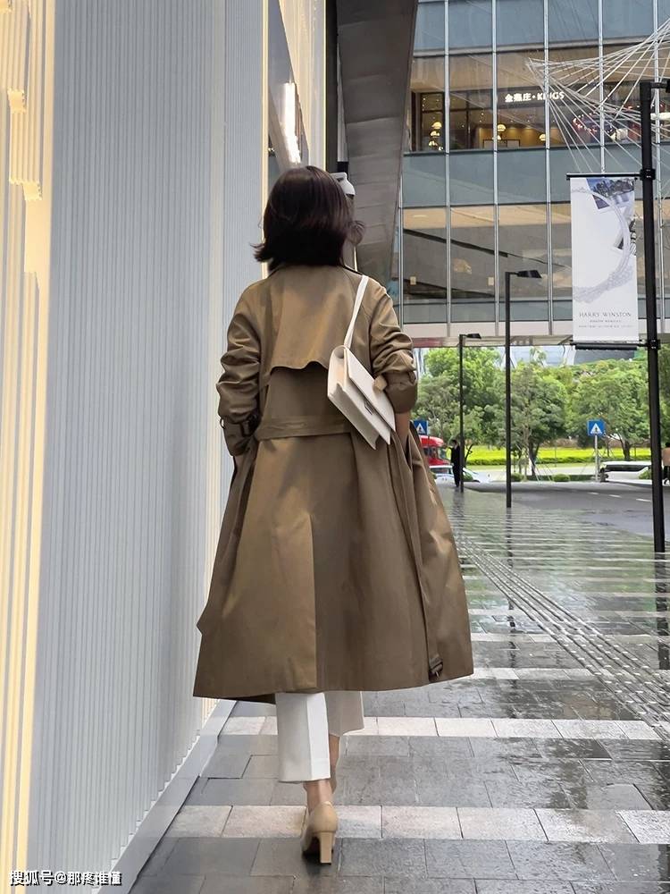 可以在 搭素色衬衫,搭小脚裤,搭高跟鞋,知性又女人搭T恤,搭直筒裤