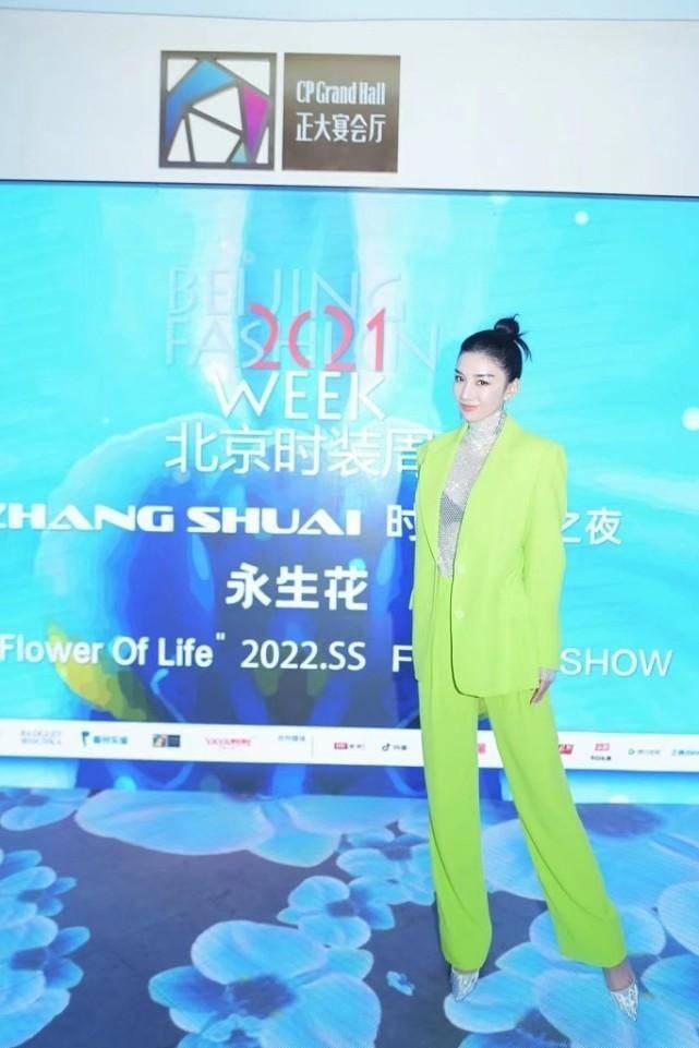 黄奕 黄奕和黄圣依同框，都穿鲜嫩色服饰，可看着更有女强人的气质