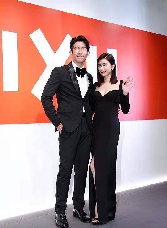 设计 贾静雯难逃发福，穿蓝色抹胸裙秀身材，转身瞬间却暴露“妈妈肚”