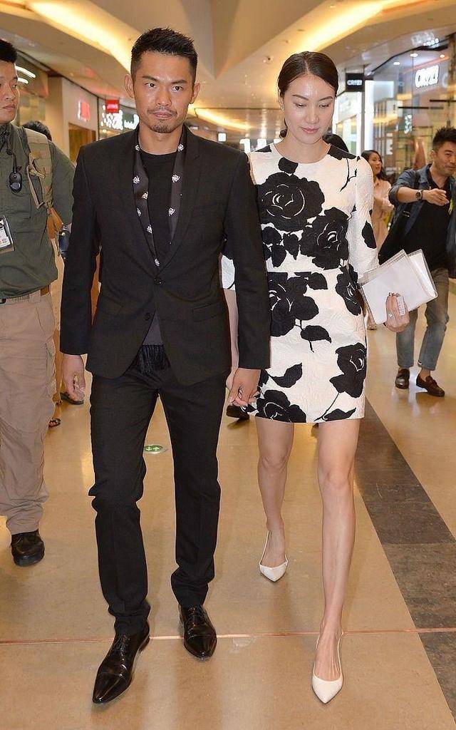 整体 谢杏芳林丹合体亮相,1米78穿短裙秀长腿,两口子一黑一白挺登对裙装裤装西服