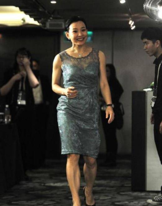 身材 陈冲都是奶奶辈的人了,依然穿无袖裙大秀身材,韵味感不输当年