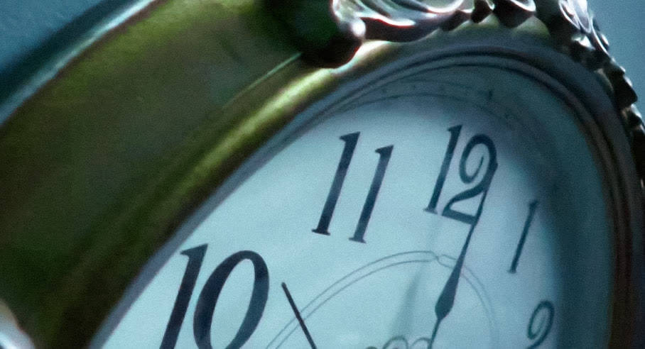 因为|倪妮新片首发预告，搭档邓伦上演“跨时空”爱恋，大街上深情拥吻