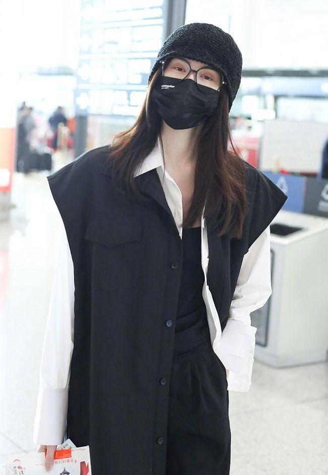 麻袋 超模何穗走机场超有范,身穿黑色长衫像披“麻袋”,果然有颜任性内搭打底衫西