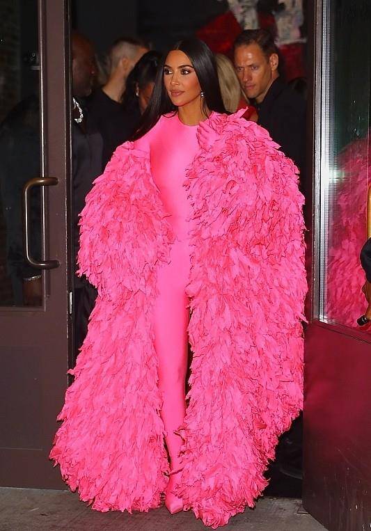 身材 金卡戴珊黑皮配上粉色连体衣，穿着大胆时髦，真挺像“黑人芭比”