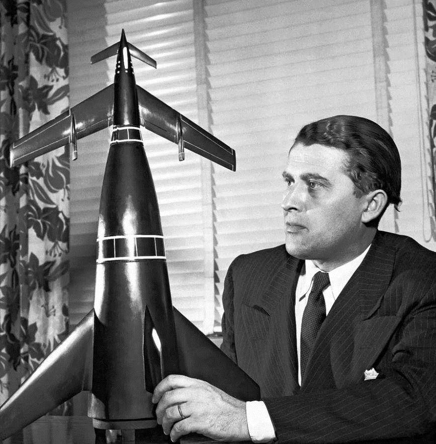 火箭天才冯布劳恩一手主导阿波罗计划被人怀疑是外星人