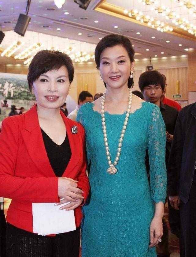 骨子里 宋祖英骨子里的“高雅”，穿蕾丝裙配珍珠项链，优雅又气质