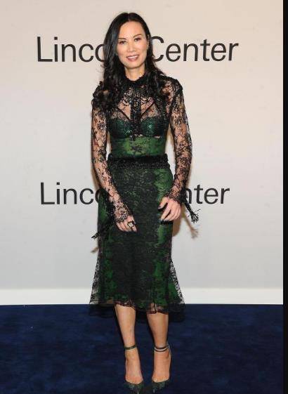 裙子 邓文迪气质太好了，穿绿色连衣裙亮相，站在欧美模特旁也不逊色