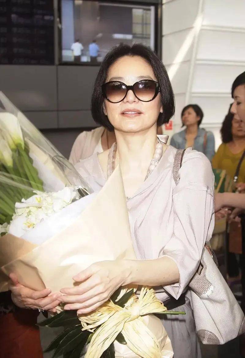 配饰 林青霞越老越耐看，穿一身同色系好优雅，有“老年肚”气质也高级