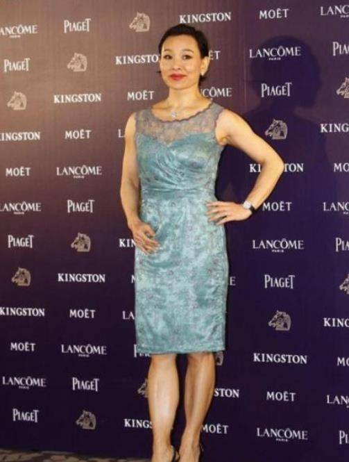 身材 陈冲都是奶奶辈的人了,依然穿无袖裙大秀身材,韵味感不输当年