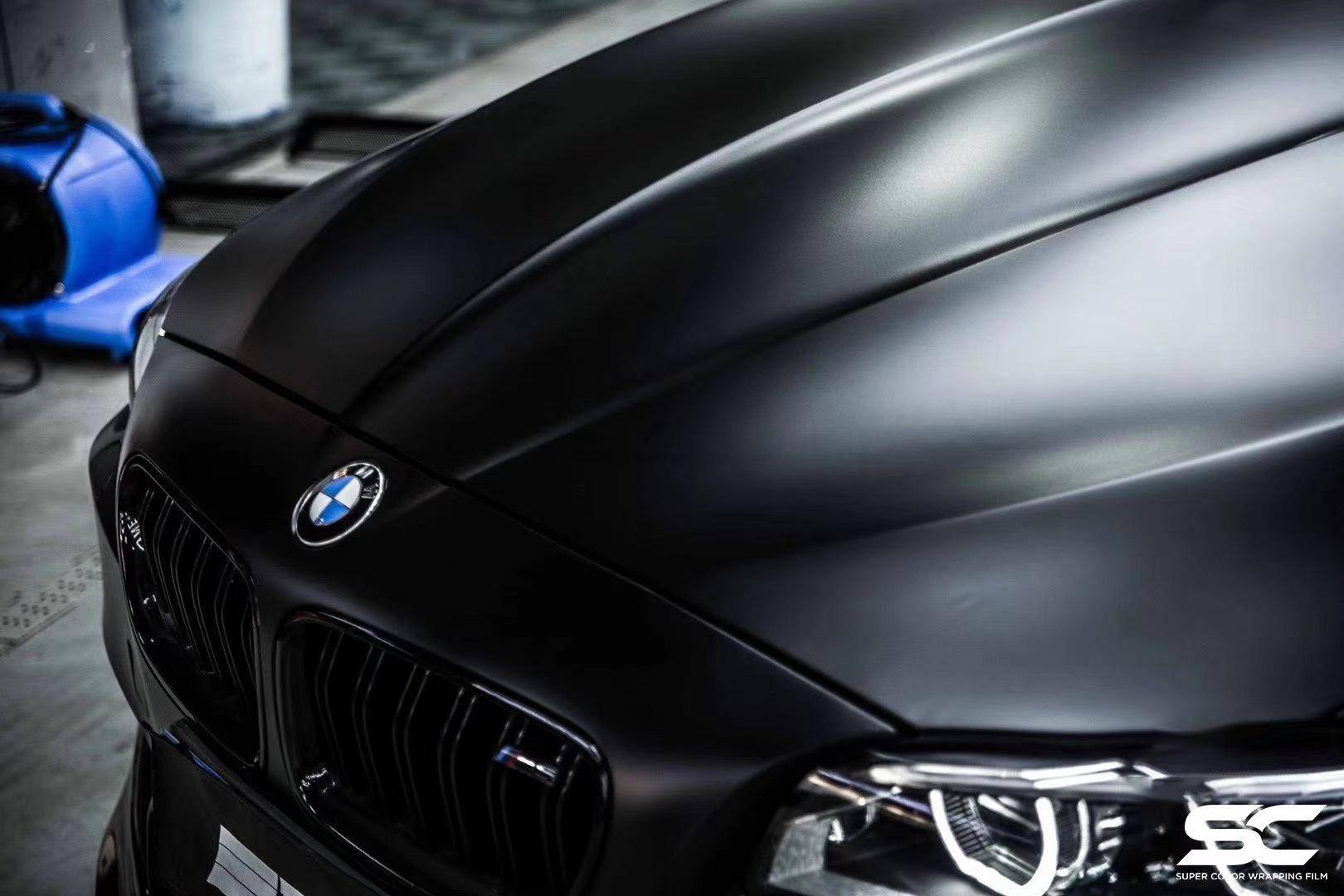 宝马m5汽车sc改色膜电光金属黑