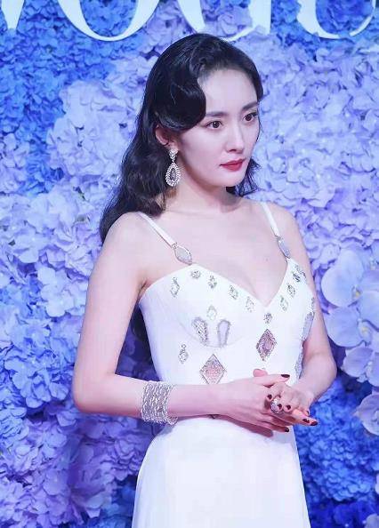设计 汤唯不愧是大花！穿深v秀事业线赢过杨幂，压轴出场成红毯大赢家