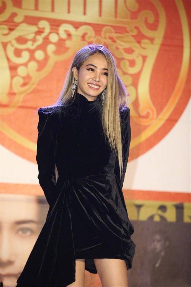 超短裙 强势圈粉蔡依林，穿黑丝绒超短裙满屏高级感，39岁气场超A美到爆